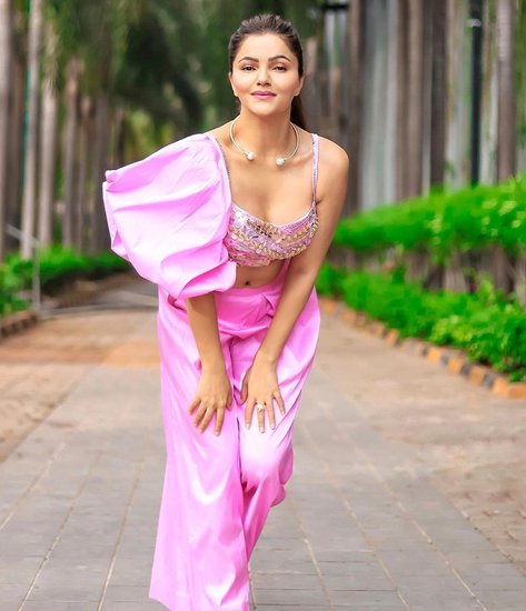 बिग बॉस 14 की विनर (Bigg Boss 14 Winner) और कई टीवी शो में अपने काम से तारीफें बटोर चुकी एक्ट्रेस रुबीना दिलैक (Rubina Dilaik) इन दिनों 'खतरों के खिलाड़ी 12' (Khatron ke Khiladi 12) की शूटिंग कर रही हैं। इस बीच वह अपने कई तस्वीरें भी शेयर कर रही हैं। अब रुबीना ने पिंक आउटफिट में खूबसूरत तस्वीरें शेयर की हैं। 