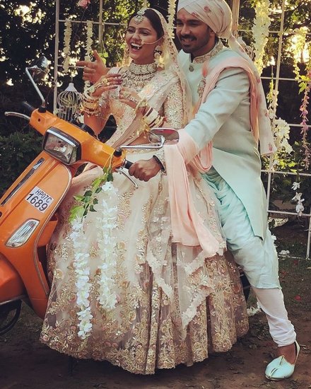 बिग बॉस 14 (Bigg Boss 14) विनर रुबीना दिलैक (Rubina Dilaik) इन दिनों 'खतरों के खिलाड़ी 12' (Khatron ke Khiladi 12) की शूटिंग कर रही हैं। साथ ही आज रुबीना की शादी को चार साल हो गए (Rubina Dilaik Abhinav Shukla Anniversary) हैं। इस मौके पर उन्होंने अपनी शादी की कुछ तस्वीरें शेयर की हैं जिसमें वह पति अभिनव शुक्ला संग नजर आ रही हैं। दोनों की लव स्टोरी भी बेहद दिलचस्प है। 