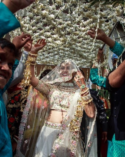 इस तरह से धीरे-धीरे दोनों की बात होना शुरू हो गई लेकिन अभिनव से पहले रुबीना ने अभिनव को प्यार का इजहार कर दिया था। 