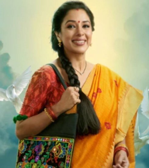 एक्ट्रेस रूपाली गांगुली (Rupali Ganguly) ने वैसे तो कई टीवी शो में काम किया है लेकिन उनके मौजूदा टीवी शो 'अनुपमा' (Anupamaa) को देशभर में काफी पसंद किया जा रहा है। टीआरपी (Anupamaa TRP) के मामले में रूपाली का यह शो लंबे समय से पहले नंबर पर बना हुआ है। हालांंकि एक समय था जब उनके पिता अनिल गांगुली (Rupali Ganguly Father Anil Ganguly) उन्हें एक्टिंग में नहीं आने देना चाहते थे जबकि वह खुद एक नामी डायरेक्टर और स्क्रीन राइटर रहे हैं। साथ ही शाम 7 बजे के बाद रूपाली के घर से बाहर निकलने पर भी मनाही थी। 