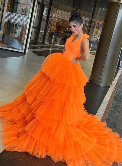इन नई तस्वीरों में शिवांगी ऑरेंज ड्रेस (Shivangi Joshi in Orange Dress) में नजर आ रही हैं। शिवांगी जोशी को टीवी शो ये रिश्ता क्या कहलाता है से शोहरत मिली थी। (यह भी पढ़ें: शिवांगी जोशी से रुबीना दिलैक तक, देखिए ‘खतरों के खिलाड़ी 12’ में कैसे मस्ती कर रहे हैं कंटेस्टेंट्स)  