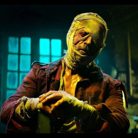 शाहरुख खान (Shahrukh Khan) बीते चार साल से बड़े पर्दे से दूर हैं लेकिन जल्द ही उनकी एक के बाद एक फिल्म (Shahrukh Khan New Film) रिलीज होने वाली हैं। शाहरुख ने अपनी अपकमिंग फिल्म 'जवान' (Jawan) का टीजर भी शेयर कर दिया है। 'जवान' में उनके लुक को देखकर फैंस एक्साइटेड हो गए हैं। शाहरुख खान के दोस्त और बॉलीवुड के दबंग खान सलमान खान (Salman Khan) ने भी शाहरुख की इस फिल्म का टीजर शेयर किया है और लिखा है, 'मेरा जवान भाई रेडी है।' जवान को एटली डायरेक्ट कर रहे हैं। 