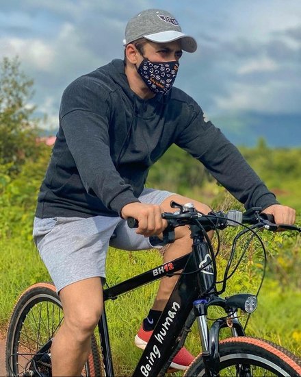 आज वर्ल्ड साइकिल डे (World Bicycle Day) है और बॉलीवुड के तमाम सितारे ऐसे हैं जिन्हें साइकिल की सवारी काफी पसंद है। करोड़ों की कारों के साथ ही बॉलीवुड स्टार्स (Bollywood Stars Ride Cycle) साइकिल चलाते हुए भी नजर आ जाते हैं। स्टारकिड (Starkids) से लेकर सुपरस्टार तक को साइकिल चलाना अच्छा लगता है। इसमें सलमान खान (Salman Khan) का नाम भी शामिल है। सलमान को कई बार मुंबई की सड़कों पर साइकिल चलाते हुए देखा गया है। 