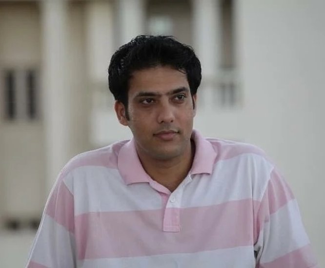 नेटफ्लिक्स पर रिलीज हुई वेब सीरीज 'ये मेरी फैमिली' के डायरेक्टर समीर सक्सेना हैं। समीर ने कोटा फैक्ट्री और हॉस्टल डेज जैसी वेब सीरीज में एक्टिंग की है। 