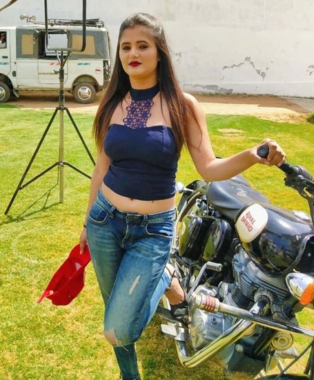 अंजलि राघव हरियाणा का बेहद लोकप्रिय नाम है। अपने डांस से लगभग हर किसी का दिल जीतने वालीं अंजलि सोशल मीडिया मॉडल भी हैं। सोशल मीडिया में भी उन्हें बड़ी संख्या में लोग फॉलो करते हैं।