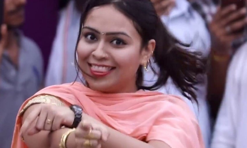 आरसी उपाध्याय, जिन्हें हरियाणा में लोग अर्शी के नाम से भी जानते हैं, अपने डांस मूव्स से हर किसी को झूमने पर मजबूर कर देती हैं। उनके शो की एडवांस बुकिंग के लिए भी खूब मारा-मारी होती है।