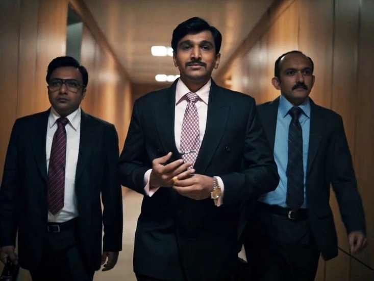 वेब सीरीज (Web Series) का ट्रेंड काफी बढ़ गया है। आज ओटीटी (OTT) पर आपको लगभग सभी विषयों पर बनी वेब सीरीज या फिल्में मिल जाएंगी। कई वेब सीरीज और फिल्में ऐसी हैं जिनमें देश के बड़े घोटालों और धोखाधड़ी दिखाई गई है। इन्हें आप अलग-अलग ओटीटी प्लेटफॉर्म पर देख सकते हैं। इन्हीं में से एक है Scam 1992 जिसे सोनी लिव (Sony Liv) पर देख सकते हैं। यह हर्षद मेहता पर बनी है जिसमें एक आम लड़के के शेयर मार्केट का शहंशाह बनने तक की कहानी दिखाई गई है। वह कई ऐसे कदम उठाकर बुलंदियों पर पहुंचता है जिसका पर्दाफाश होने के बाद पूरे देश में बवाल मच जाता है।