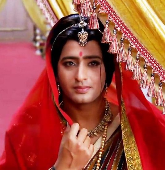 टीवी के कई एक्टर्स ऐसे हैं जिन्होंने शो की डिमांड के अनुसार कई बार महिलाओं का भी रूप लिया है। जब टीवी के ये हैंडसम स्टार (TV Stars) फीमेल कैरेक्टर में आए तो दर्शकों का पहचान पाना भी मुश्किल हो गया। टीवी के हैंडसम हंक शहीर शेख (Shaheer Sheikh) की बात करें तो उन्होंने 'महाभारत' में एक महिला का किरदार निभाया था जिसे दर्शकों ने काफी पसंद किया था। 