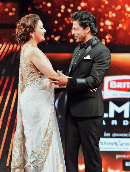 Madhuri Dixit: माधुरी दीक्षित और शाहरुख ने कई हिट फिल्मों में काम किया। दोनों के बीच की दोस्ती इतनी गहरी है कि आज भी माधुरी उनकी तारीफ करती नहीं थकती हैं।