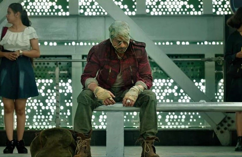 शाहरुख खान (Shahrukh Khan) लगातार फ्लॉप होती फिल्मों के बाद पिछले चार साल से किसी मूवी में नजर नहीं आए हैं। फिलहाल वह साउथ के सुपरस्टार डायरेक्टर एटली कुमार (Atlee Kumar) की फिल्म जवान (Jawan) में काम कर रहे हैं। उनके फैंस को उम्मीद है कि इस फिल्म से शाहरुख के करियर को रफ्तार मिलेगी। इससे पहले भी कई बॉलीवुड स्टार्स साउथ सिनेमा के जरिये अपने डगमगाते करियर को संवार चुके हैं।