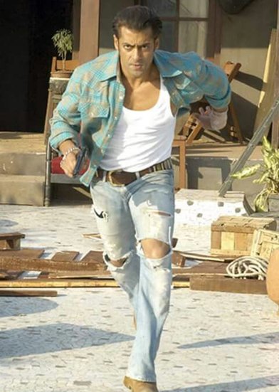 तेरे नाम के बाद लगातार फ्लॉप होती फिल्मों से सलमान खान का करियर डूबने वाला था। तभी उन्होंने साउथ के डायरेक्टर प्रभुदेवा के साथ वांटेड फिल्म साइन की। उस फिल्म से सलमान का करियर जिस ऊंचाई पर पहुंचा वह सबके सामने है।