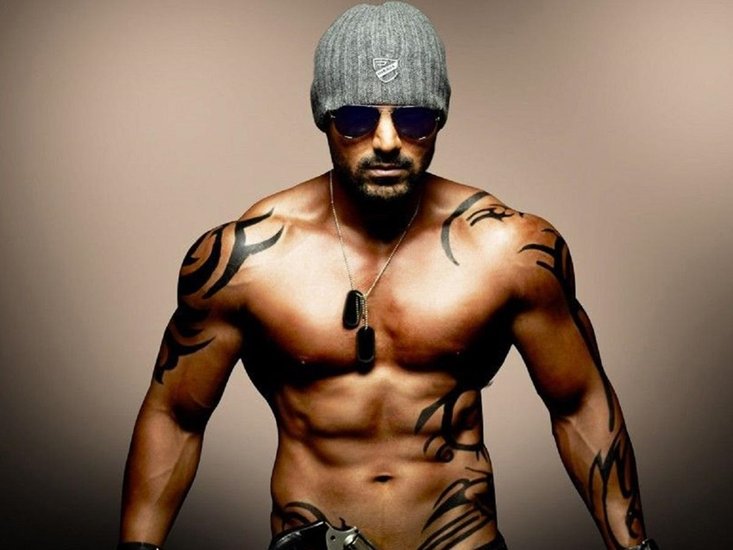 जॉन अब्राहम की फिल्म फोर्स तमिल मूवी काखा काखा की रीमेक थी। इस फिल्म ने जॉन अब्राहम के फिल्मी करियर को जीवनदान दिया था।