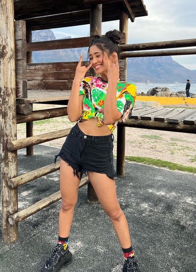 टीवी एक्ट्रेस शिवांगी जोशी (Shivangi Joshi) इन दिनों साउथ अफ्रीका में हैं। वह 'खतरों के खिलाड़ी 12' (Khatron ke Khiladi 12) का हिस्सा हैं। वह पहली बार किसी रियलिटी शो में हिस्सा ले रही हैं। वैसे तो शिवांगी ने कई टीवी शो में काम किया है लेकिन टीवी शो 'ये रिश्ता क्या कहलाता है' (Yeh Rishta Kya Kehlata Hai) से उन्हें फेम मिला था। 