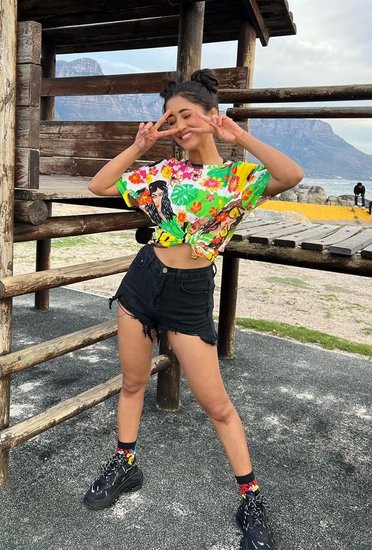 टीवी एक्ट्रेस शिवांगी जोशी (Shivangi Joshi) के लाखों चाहने वाले हैं। ना सिर्फ अब बल्कि स्कूल में भी उन्हें लड़कों की काफी अटेंशन मिलती थी। वैसे तो शिवांगी जोशी ने अब तक कई टीवी शो में काम किया है जिसमें 'ये रिश्ता क्या कहलाता है' (Yeh Rishta Kya Kehlata Hai) भी एक है। शिवांगी अब पहली बार रियलिटी शो 'खतरों के खिलाड़ी 12' (Khatron ke Khiladi 12) में नजर आने वाली हैं। 