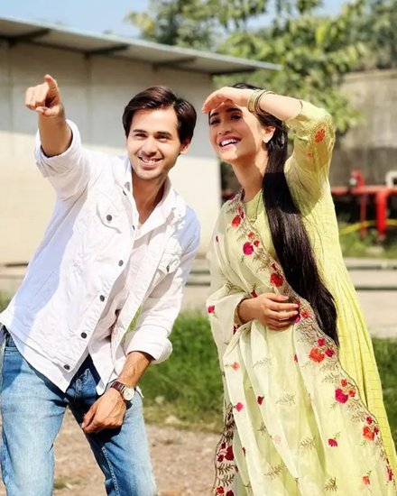 शिवांगी जोशी (Shivangi Joshi) इन दिनों 'खतरों के खिलाड़ी 12' (Khatron Ke Khiladi 12) की शूटिंग कर रही हैं। शिवांगी को टीवी शो 'ये रिश्ता क्या कहलाता है' (Yeh Rishta Kya Kehlata Hai) से पहचान मिली थी। इसमें उनके साथ मोहसिन खान (Mohsin Khan) भी थे और दोनों के रिलेशनशिप (Shivangi Joshi and Mohsin Khan Relationship) को लेकर भी खूब चर्चाएं हुई थीं। अब शिवांगी जोशी ने बताया है कि उनका लकी दोस्त कौन है। 