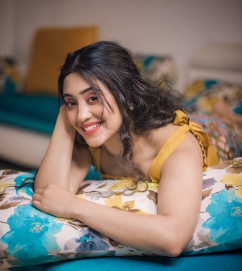 टीवी शो 'ये रिश्ता क्या कहलाता है' (Yeh Rishta Kya Kehlata Hai) से शोहरत पाने वाली एक्ट्रेस शिवांगी जोशी (Shivangi Joshi) इन दिनों 'खतरों के खिलाड़ी 12' (Khatron ke Khiladi 12) की कंटेस्टेंट हैं। यहां शिवांगी के कई दोस्त बन गए हैं। खासकर उन लोगों से अच्छे रिश्ते हो गए हैं जिनसे कभी शिवांगी बात नहीं करती थीं। 'खतरों के खिलाड़ी 12' में एक कंटेस्टेंट है जिसे शिवांगी काफी क्रिएटिव मानती हैं। 