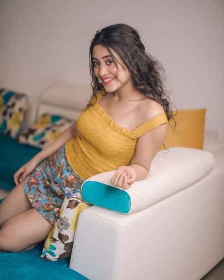 अब दैनिक जागरण को दिए इंटरव्यू में शिवांगी ने बताया है कि एक बार उन्हें एक एक्टर ने प्रपोज किया था। (यह भी पढ़ें: Khatron ke Khiladi 12 के इस कंटेस्टेंट को सबसे क्रिएटिव मानती हैं शिवांगी जोशी, इस काम में लेती हैं मदद)