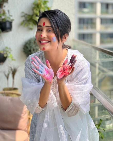 दरअसल कुछ साल पहले की बात है। उस वक्त शिवांगी को चेहरे पर पिंपल्स आने लगे थे। शिवांगी चाहकर भी कुछ कर नहीं पा रही थीं। (यह भी पढ़ें: टीवी की इस ऐक्ट्रेस को हॉट मानती हैं शिवांगी जोशी, फिटनेस के मामले में मोहसिन खान नहीं ये एक्टर हैं पसंद)