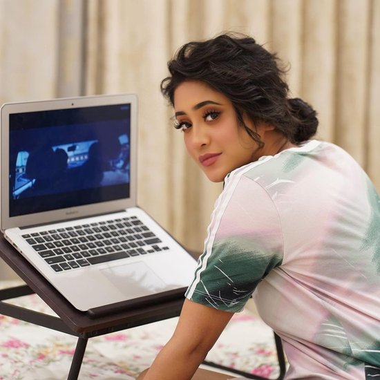 शिवांगी जोशी (Shivangi Joshi) टीवी की जानी मानी एक्ट्रेस हैं। अब तक उन्होंने कई टीवी शो किए हैं और सभी में उनके किरदारों को काफी पसंद किया गया है। खासकर 'ये रिश्ता क्या कहलाता है' (Yeh Rishta Kya Kehlata Hai) में उनके नायरा के किरदार को दर्शकों ने खूब प्यार दिया था। इसमें उनके साथ मोहसिन खान (Mohsin Khan) भी थे और दोनों की जोड़ी (Mohsin Khan and Shivangi Joshi) ने ऑडियंस के दिलों पर खूब जादू चलाया था। 