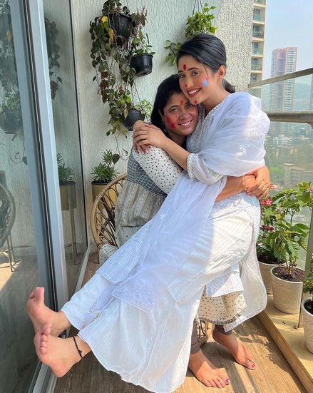 शिवांगी कहती हैं कि वैसे तो वह बड़ी हो गई हैं लेकिन साउथ अफ्रीका में चाहे तबियत खराब हो, चाहे चोट लगे, यहां देखभाल करने वाला कोई नहीं है। (यह भी पढ़ें: Khatron Ke Khiladi 12 में हर स्टंट पूरा करने के बाद इस शख्स को फोन करती हैं शिवांगी जोशी, देती हैं हर एक जानकारी)