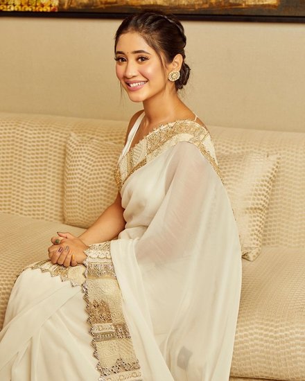 शिवांगी के अनुसार बहुत से लोगों ने उन्हें यही कहा था लेकिन उन्होंने इस पर रिएक्शन दिया कि पिंपल्स नैचुरल हैं और कोई भी इंसान इसमें कुछ नहीं कर सकता। (यह भी पढ़ें: ‘ये रिश्ता क्या कहलाता है’ फेम शिवांगी जोशी मोहसिन खान को नहीं, इस शख्स को मानती हैं अपना लकी दोस्त)