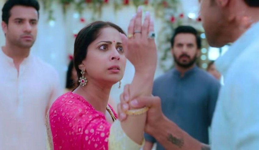 स्वरण घर में लीड कैरेक्टर स्वरण अपनी तीनों बेटियों के साथ मिलकर फेस क्रीम का बिजनेस करती है।