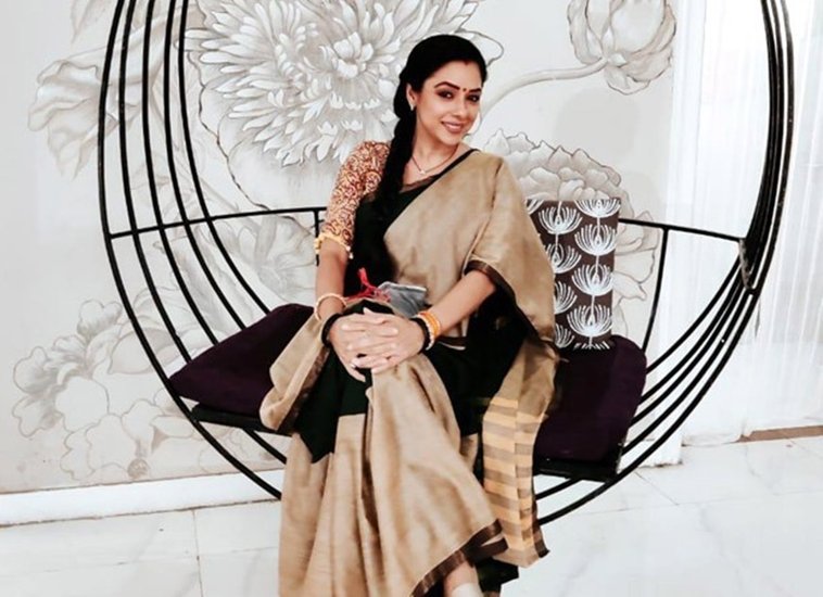 अनुपमा सीरियल में अनुपमा अपनी ऑनलाइन डांस एकेडमी चलाती है।