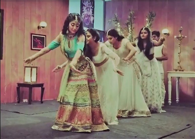 ये रिश्ता क्या कहलाता है में ही नायरा जिसका किरदार शिवांगी जोशी निभाती थीं बड़े खानदान की होने के बावजूद भी अपनी डांस एकेडमी चलाती है और अपने सपनों में रंग भरती है।