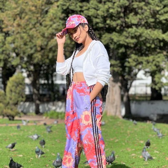 Shivangi Joshi: ये रिश्ता क्या कहलाता है (Yeh Rishta Kya Kehlata Hai) से शोहरत बटोरने वालीं शिवांगी जोशी (Shivangi Joshi) इन दिनों खतरों के खिलाड़ी 12 (Khatron Ke Khiladi 12) को लेकर चर्चा में हैं। शिवांगी उन 12 कंटेस्टेंट में से एक थीं जिनके सिर इस साल खतरों के खिलाड़ी का ताज सजने वाला है। हालांकि खबरें ऐसी हैं कि शिवांगी शो से बाहर हो चुकी हैं।