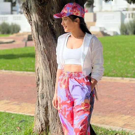 इन तस्वीरों में एक्ट्रेस शिवांगी जोशी का बिंदास लुक नजर आ रहा है।