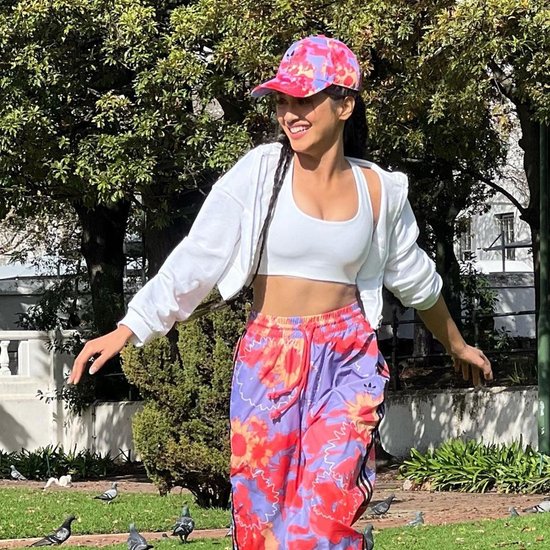 इन तस्वीरों में शिवांगी फ्लोरल लोवर और व्हाइट स्पोर्ट्स ब्रा और जैकेट में कमाल लग रही हैं।