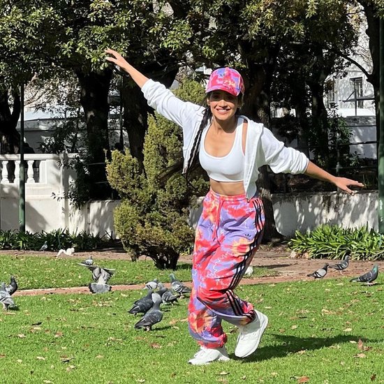 शिवांगी जोशी ने लोवर के मैचिंग की ही कैप भी लगाई है।