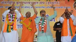 मप्रः इस्कॉन मंदिर में कूद-कूद कर नाचते दिखे सीएम शिवराज सिंह चौहान तो भड़के लोग, बताया दिया ड्रामा कंपनी