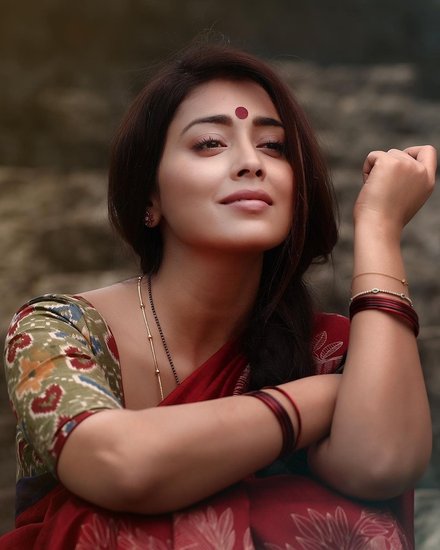 इन तस्वीरों के साथ लिखी कैप्शन में श्रिया ने सभी लोगों को सकारात्मक रहने की भी अपील की है।