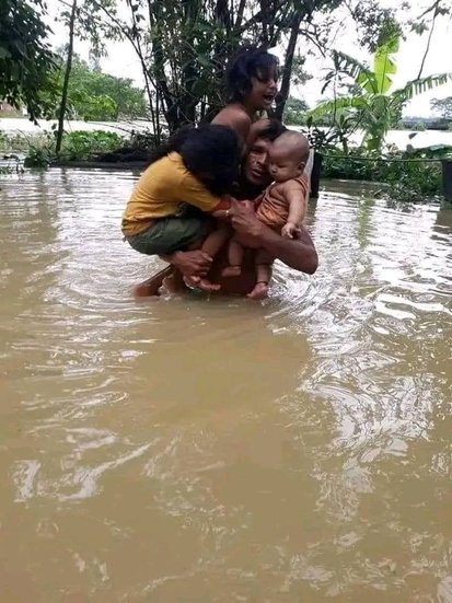 Assam Flood: असम में बाढ़ से हाहाकार मचा हुआ है। अब तक करीब 130 लोगों के मरने की खबर है। प्रदेश के सिलचर (Silchar) में हालात काफी भयावह हैं। यहां जिला पिछले लगभग एक सप्ताह से बाढ़ में डूबा हुआ है।