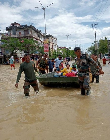 सेना और दूसरी संस्थाएं राहत बचाव कार्य में लगी हुई हैं। 