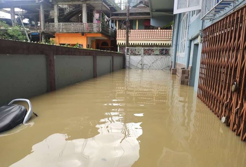 इस बाढ़ में श्मशान घाट भी बह गए हैं। लोगों को अंतिम संस्कार करने के लिए भी जूझना पड़ रहा है।