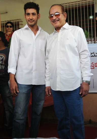 Krishna - Mahesh Babu: महेश बाबू की फैन फॉलोइंग कितनी तगड़ी है ये किसी से छिपी नहीं है। उनके पिता कृष्णा भी तेलुगू सिनेमा के बहुत बड़े नाम रहे हैं।