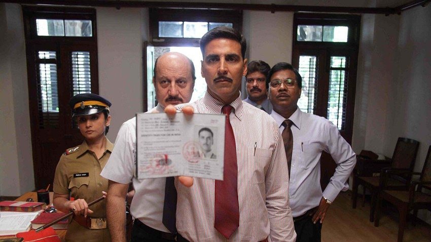 Special 26: अक्षय कुमार स्टारर इस फिल्म में दिखाया गया है कि कैसे कुछ लोगों की एक टीम नकली सीबीआई ऑफिसर बनकर कई जगहों पर रेड मारती है और करोड़ों रुपये वसूलती है। इसे नेटफ्लिक्स और वूट पर देखा जा सकता है।