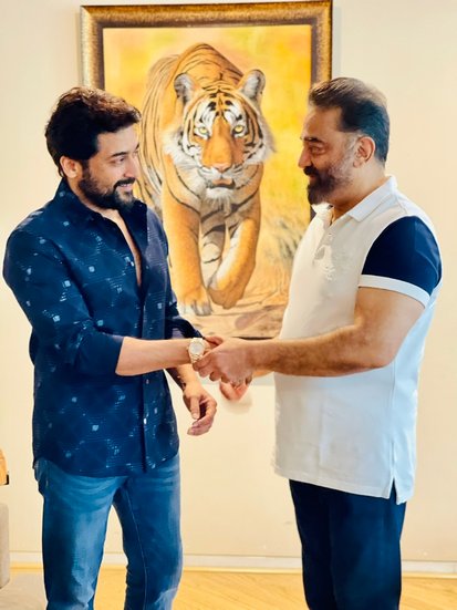 इसके अलावा फिल्म 'विक्रम' में कैमियो के लिए साउथ स्टार सूर्या (Suriya) को भी कमल हासन ने अपनी लग्जरी वॉच गिफ्ट की है जिसकी कीमत 10 लाख रुपये बताई जा रही है। इससे पहले भी साउथ के कई स्टार्स ऐसे रहे हैं जिन्होंने फिल्म के हिट होते ही डायरेक्टर व अन्य लोगों को महंगे गिफ्ट (South Stars Expensive Gifts) दिए हैं।