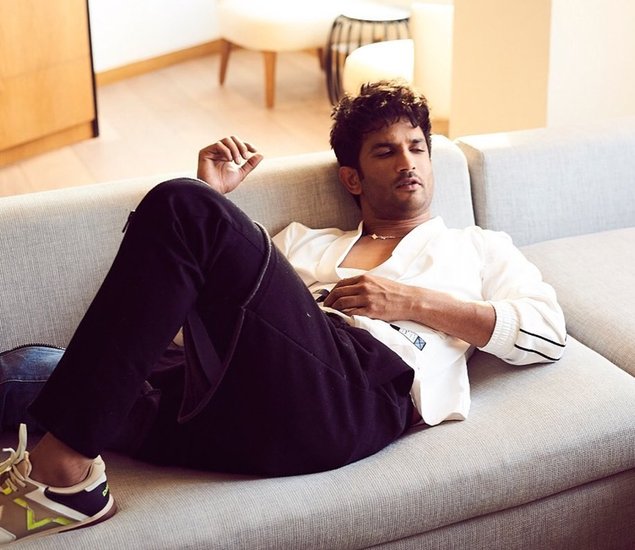 Sushant Singh Rajput: दिवंगत एक्टर सुशांत सिंह राजपूत की आज दूसरी डेथ एनिवर्सरी (Sushant Singh Rajput Death Anniversary) है। इस मौके पर उनके परिवार से लेकर फैंस तक उन्हें याद कर रहे हैं और सुशांत को इंसाफ (Justice For Sushant) दिलाने की मांग कर रहे हैं। सुशांत 14 जून 2020 को अपने घर में मृत पाए गए थे। सुशांत की मौत के बाद कई लोग सुर्खियों में रहे थे। कुछ शक के घेरे में थे तो कुछ उन्हें इंसाफ दिलाने की मांग के चलते सुर्खियों में थे। आईये जानते हैं कि आज वे सभी कहां हैं। 