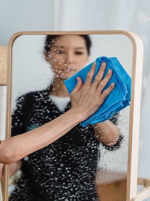 TIPS TO CLEAN MIRROR