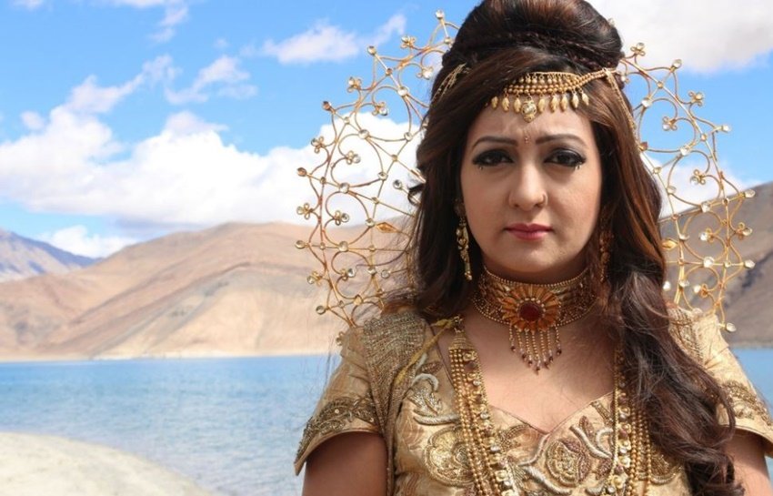 जूही परमार टीवी शो कुमकुम में लीड रोल प्ले कर देशभर में मशहूर हो गई थीं। उसके बाद वह कुछ रियलिटी शो में नजर आईं। सालों बाद जूही ने जय संतोषी मां से एक्टिंग में कमबैक किया। दर्शकों ने इस शो को बुरी तरह से नकार दिया।