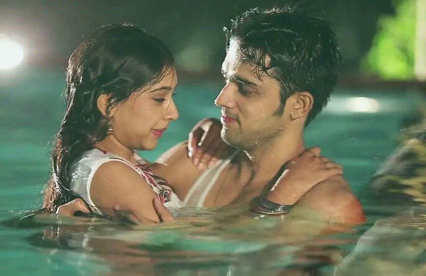 Bold Scenes In TV Serials: माना जाता है कि टीवी सीरियल्स को घरों में पूरा परिवार एक साथ बैठ कर देखता है। शायद इसी कारण इन सीरियल्स में फैमिली कंटेंट ही परोसा जाता है। हालांकि कई बार छोटे पर्दे के कुछ चर्चित सीरियल्स में फिल्मों की तरह बोल्ड इंटीमेट सीन फिल्माए गए थे। आइए डालते हैं एक नजर: 