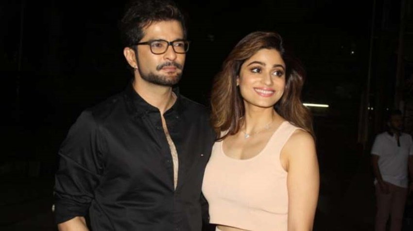 Rakesh Bapat Shamita Shetty Breakup: बॉलीवुड एक्ट्रेस शमिता शेट्टी (Shamita Shetty) और राकेश बापट (Rakesh Bapat) के ब्रेकअप की चर्चा है। सोशल मीडिया गॉसिप और कुछ मीडिया रिपोर्ट्स की मानें तो दोनों ने अपने रास्ते जुदा कर लिये हैं। दोनों रियलिटी शो बिग बॉस में करीब आए थे। बता दें कि इससे पहले भी कई टीवी सेलेब्स का ब्रेकअप हो गया। इनमें से कुछ कपल्स तो बॉलीवुड में एंट्री के बाद अलग हुए। आइए डालते हैं ऐसे ही नामों पर एक नजर: 