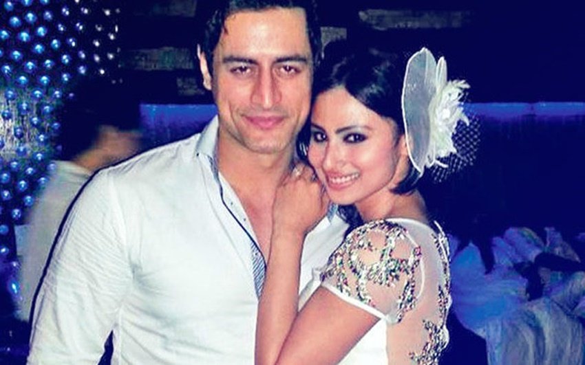 Mohit Raina Mouni Roy: मौनी रॉय और मोहित रैना रिलेशनशिप में रह चुके हैं। लेकिन जब मौनी रॉय ने फिल्म गोल्ड से बॉलीवुड में एंट्री मारी उसके कुछ समय बाद ही दोनों का ब्रेकअप हो गया।