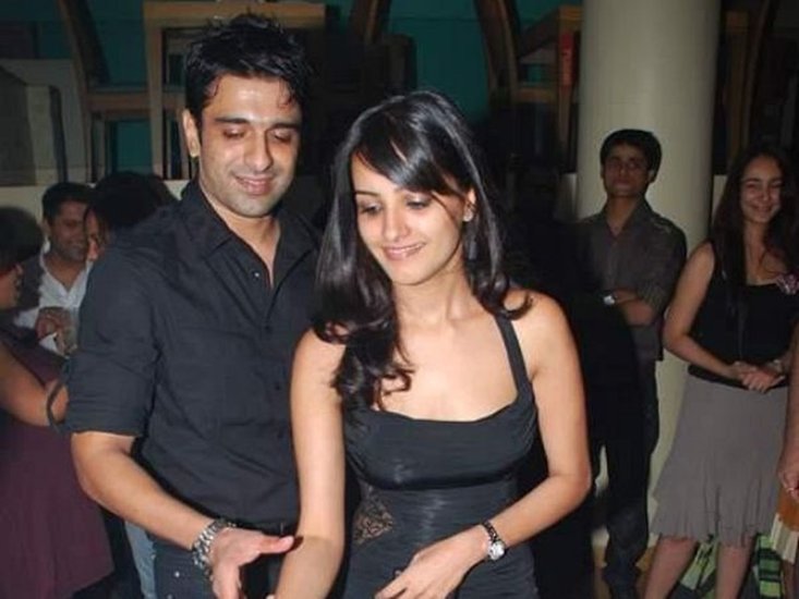 Aijaz Khan Anita Hassnandani: हसनंदानी रिलेशनशिप में थे। बाद में दोनों ही बॉलीवुड में चले गए। फिल्मों में एंट्री के कुछ समय बाद दोनों ने ब्रेकअप कर अपने रास्ते जुदा कर लिये थे।