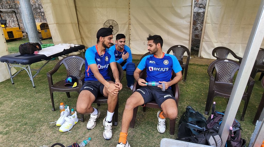 भुवनेश्वर कुमार के साथ बात करते अर्शदीप सिंह। (फोटो - BCCI)