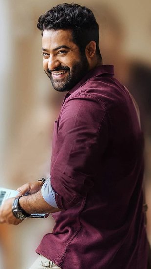 Jr. NTR: जूनियर एनटीआर का नाम भी 300 करोड़ की कमाई करने वाली फिल्मों के एक्टर्स में दर्ज हो गया है। आरआरआर में उनकी एक्टिंग को हर किसी ने सराहा है।