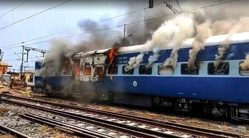 अग्निपथ पर हिंसा: मुसलमान ने पत्थर मारा तो एक्शन, ट्रेन जलाने वालों पर कार्रवाई क्यों नहीं?- बोले वारिस पठान, कांग्रेस ने पूछा- बुलडोजर चलावाओगे?